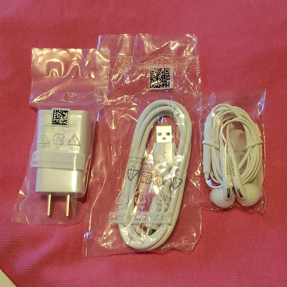 Samsung charging bundle in whilte.
